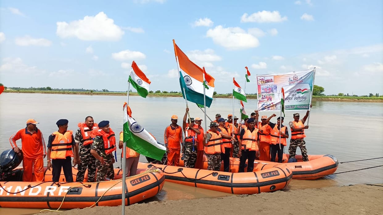 NDRF hoists tricolor on Rapti river