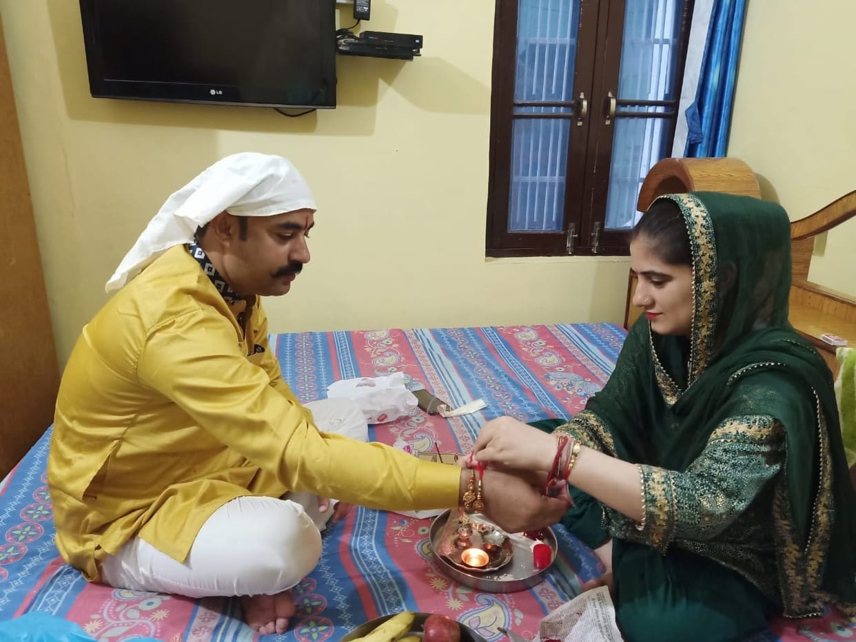 Sisters tied the thread of protection, brothers gave the promise of protection