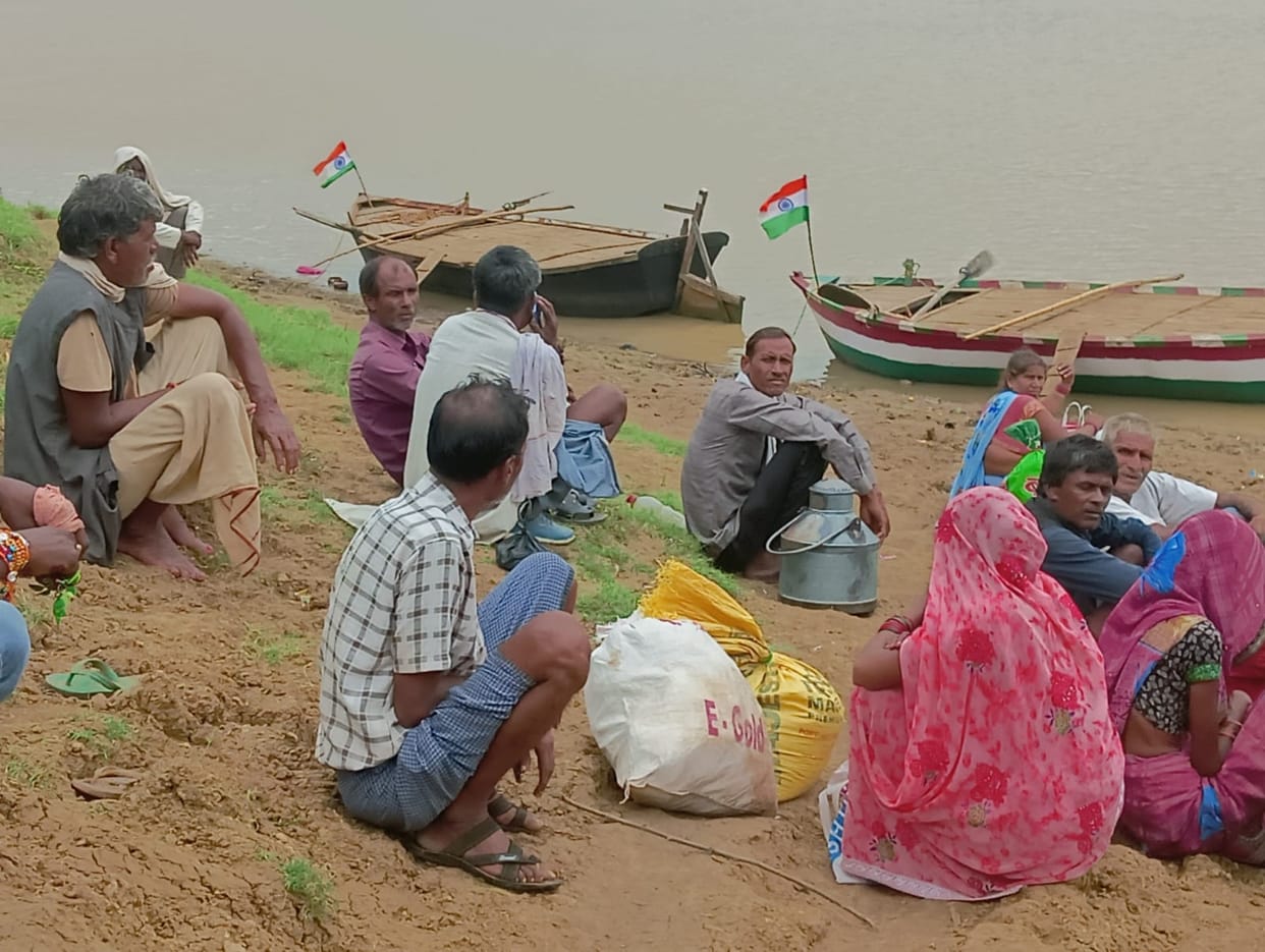 Banda: Boat banned, 2.50 lakh population movement affected, administration alert after Marka accident, strict on Ken and Yamuna Ghats
