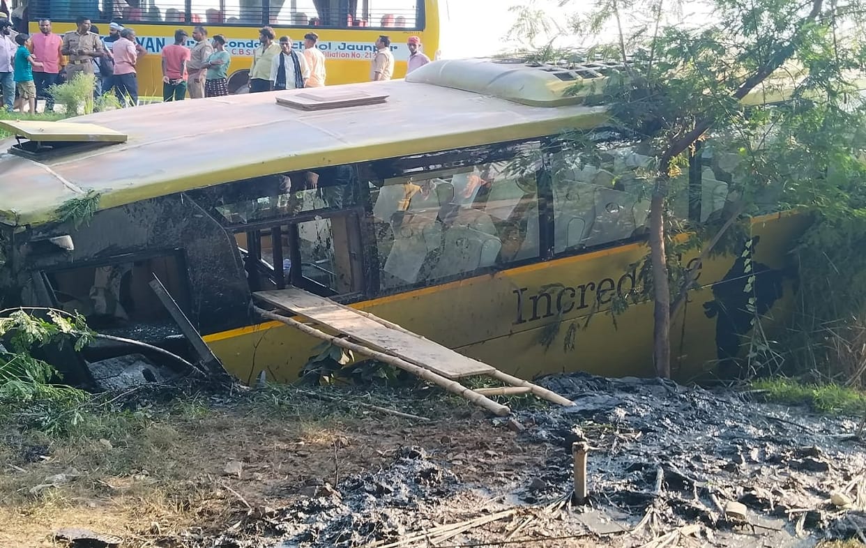 Major accident averted in Jaunpur Volvo bus coming from Delhi to Varanasi lands in pit