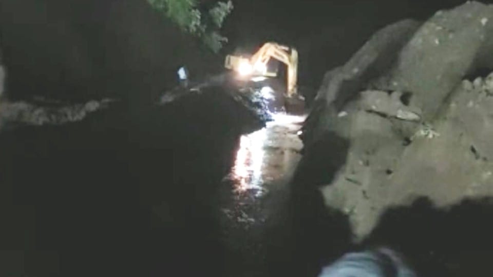 Dhar Dam News: Under construction Karam dam water starts coming out of parallel channel, road from Lunerapata