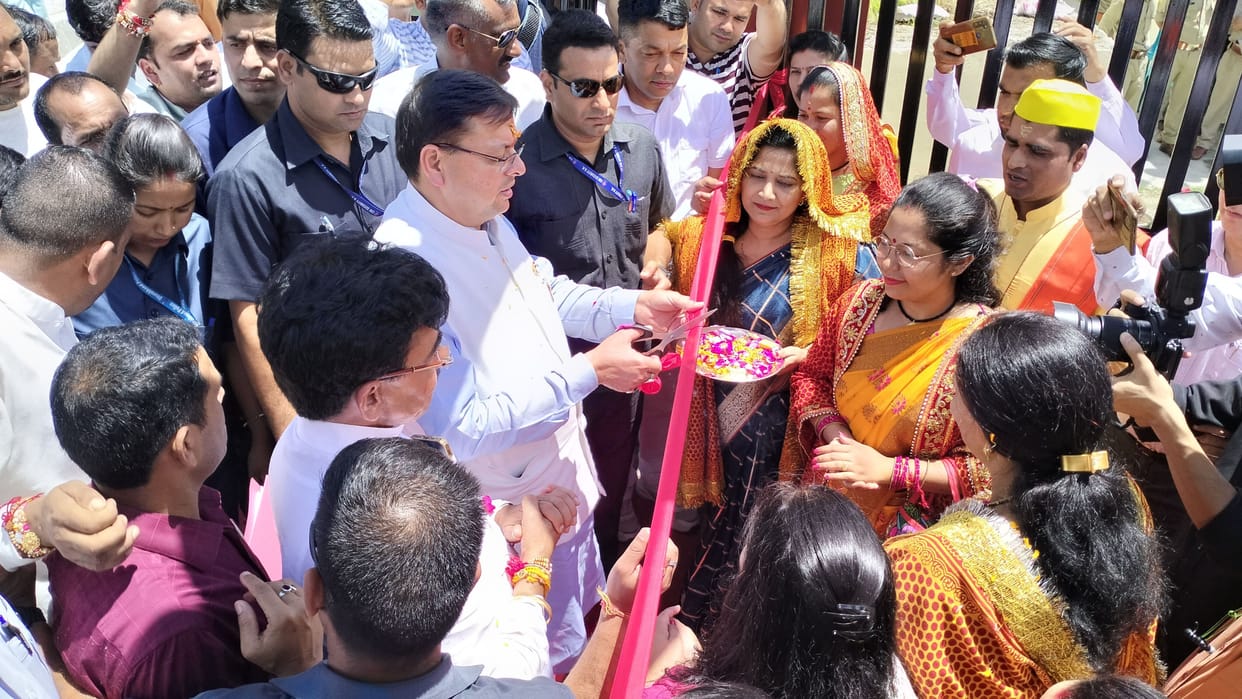 Chief Minister Dhami inaugurated the camp office by cutting the ribbon