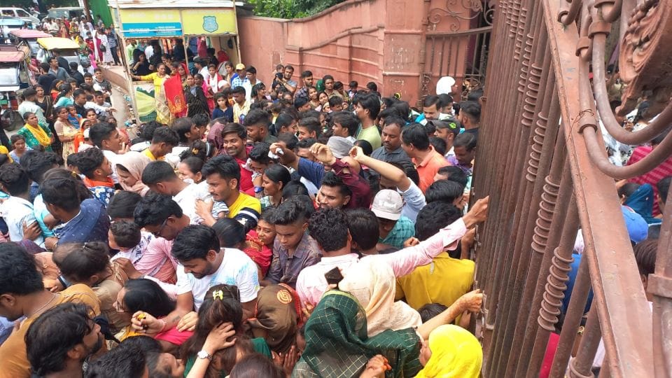 Huge Crowd of tourists gathered in Taj Mahal on weekend