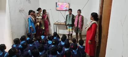 CRPF: officer who lost his leg in the Naxal attack provide TV to tribal girls of Sukma