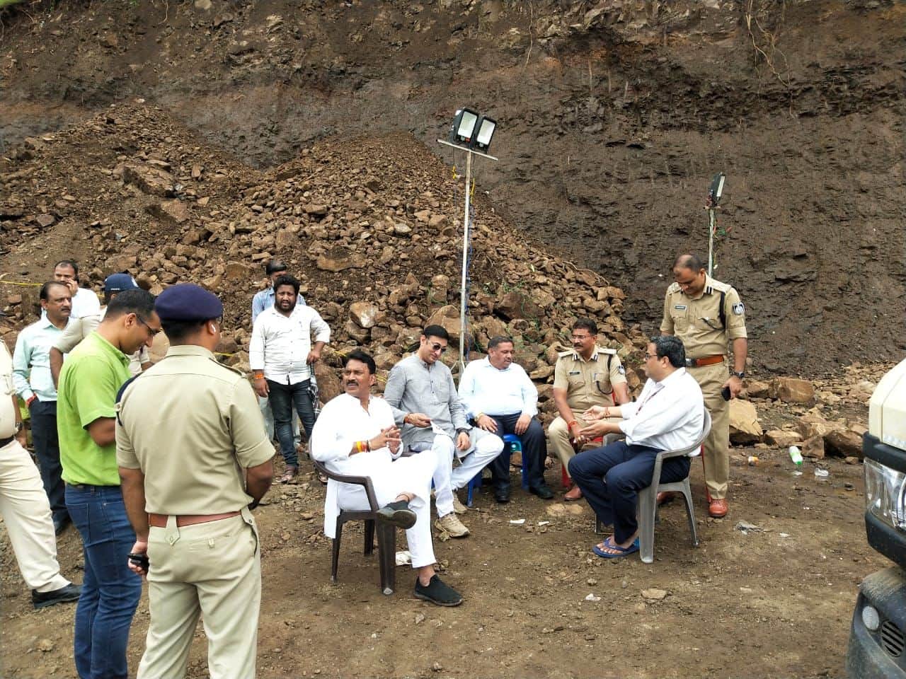 Karam River Dam Crack: Rescue Operation Continues after Soil Erosion in Karam Dam in Dhar Latest News in Hindi