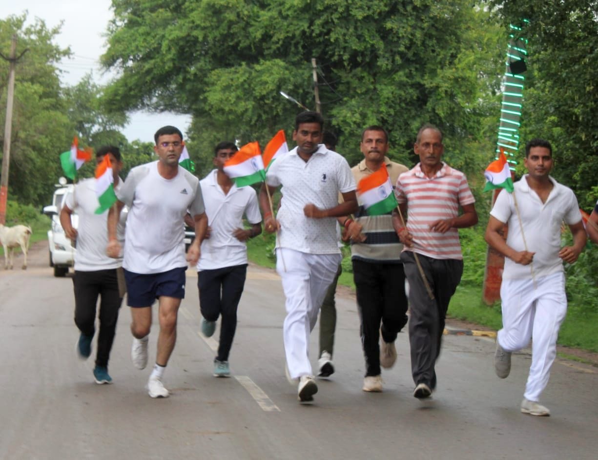 Chitrakoot: SP ran in seven km marathon, organized a race in the Amrit Mahotsav program of independence
