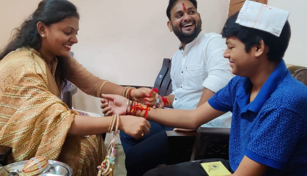 Chitrakoot: Rakhi dam sisters took the promise of protection from brothers, Rakshabandhan celebrated with pomp on the second day in the district