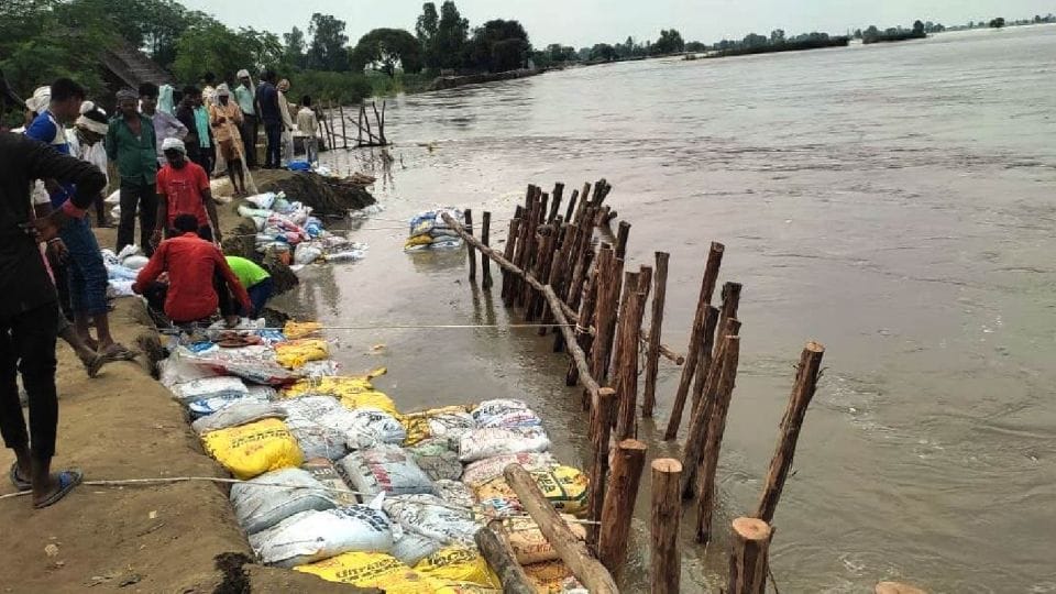 Villagers leaving the Barauna village due to ganga erosion in Kasganj