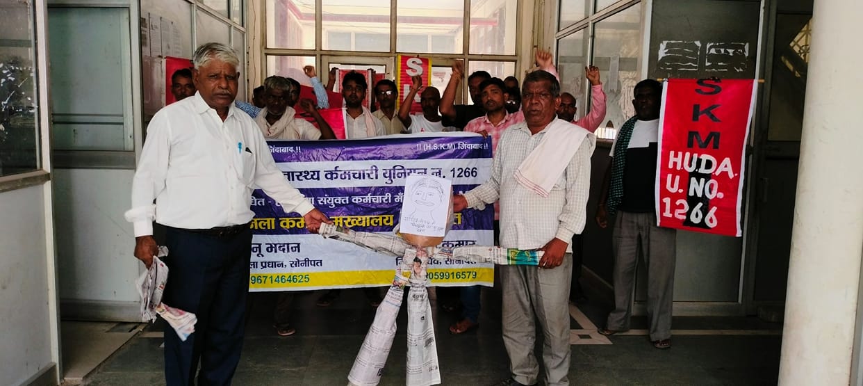 HSVP employees burnt symbolic effigy of secretary, warning to surround Chief Minister's residence on 22