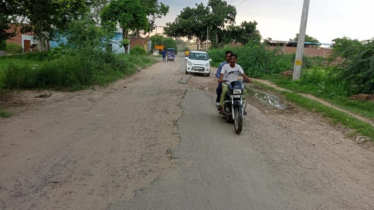 People of Hathras are facing problems due to bad roads