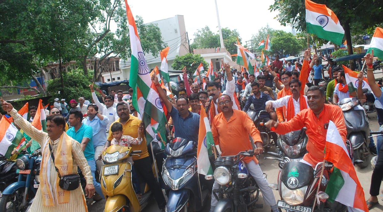 Hathras: Tricolor yatra taken out in the city, welcomed by showering flowers