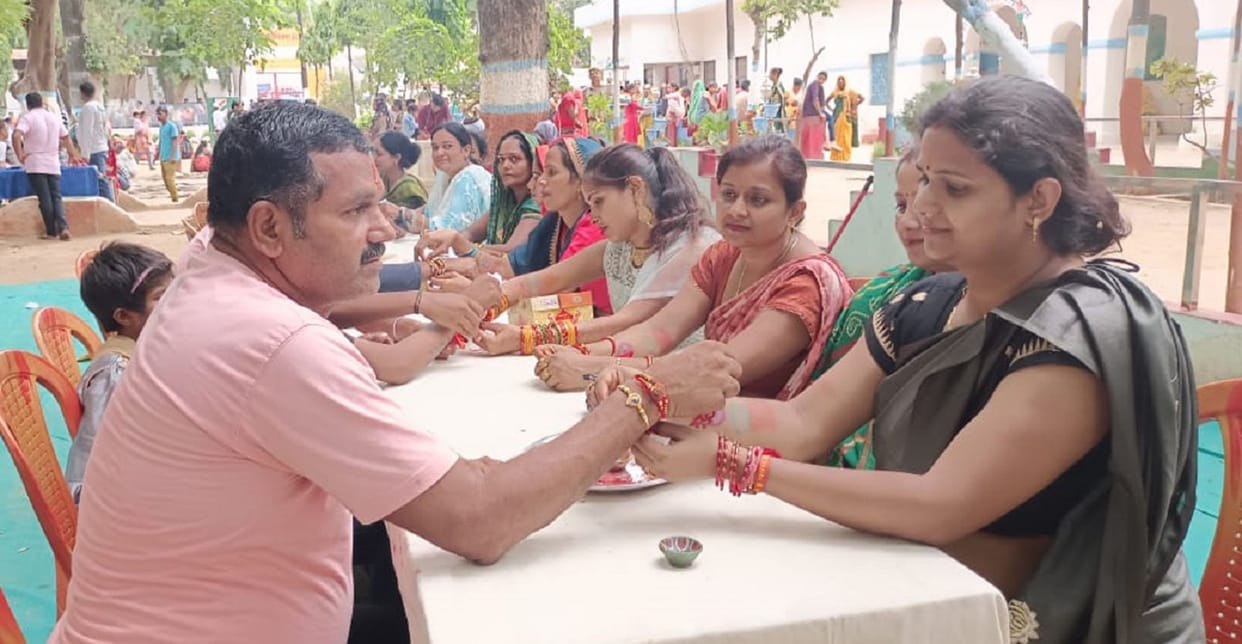 Aligarh News Sisters tied rakhi to brothers in jail