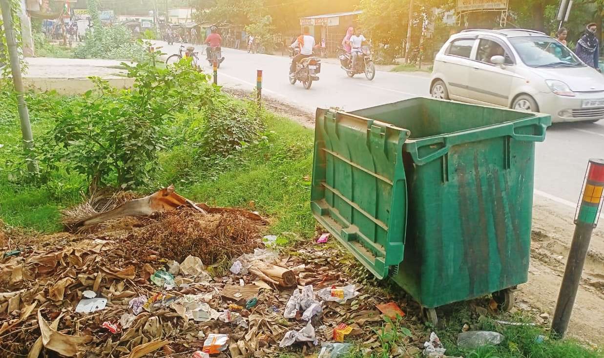 Attention If the garbage thrown on the road will be fined