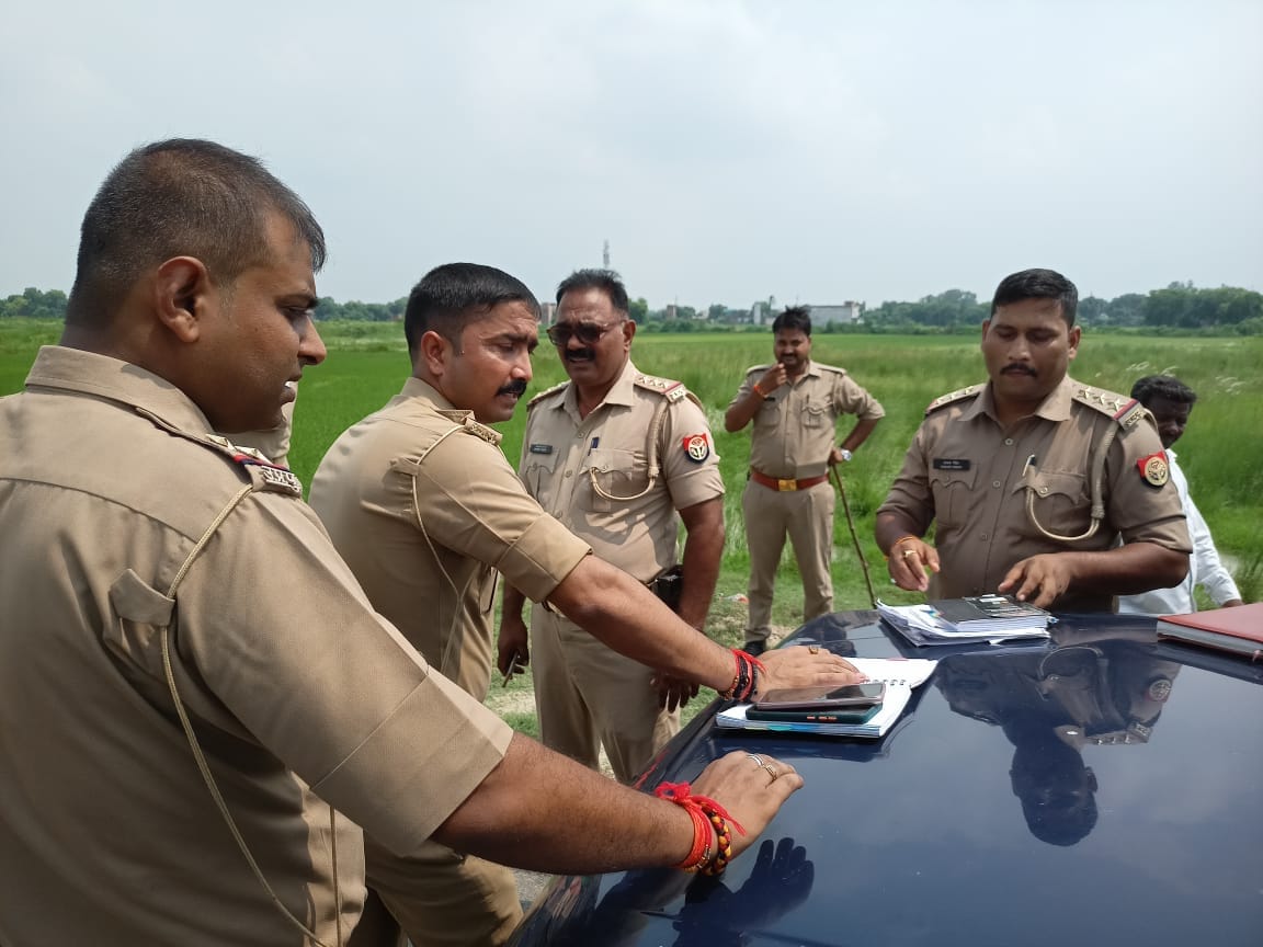 criminal snatched gold chain and shot youth Jaunpur Azamgarh police border dispute