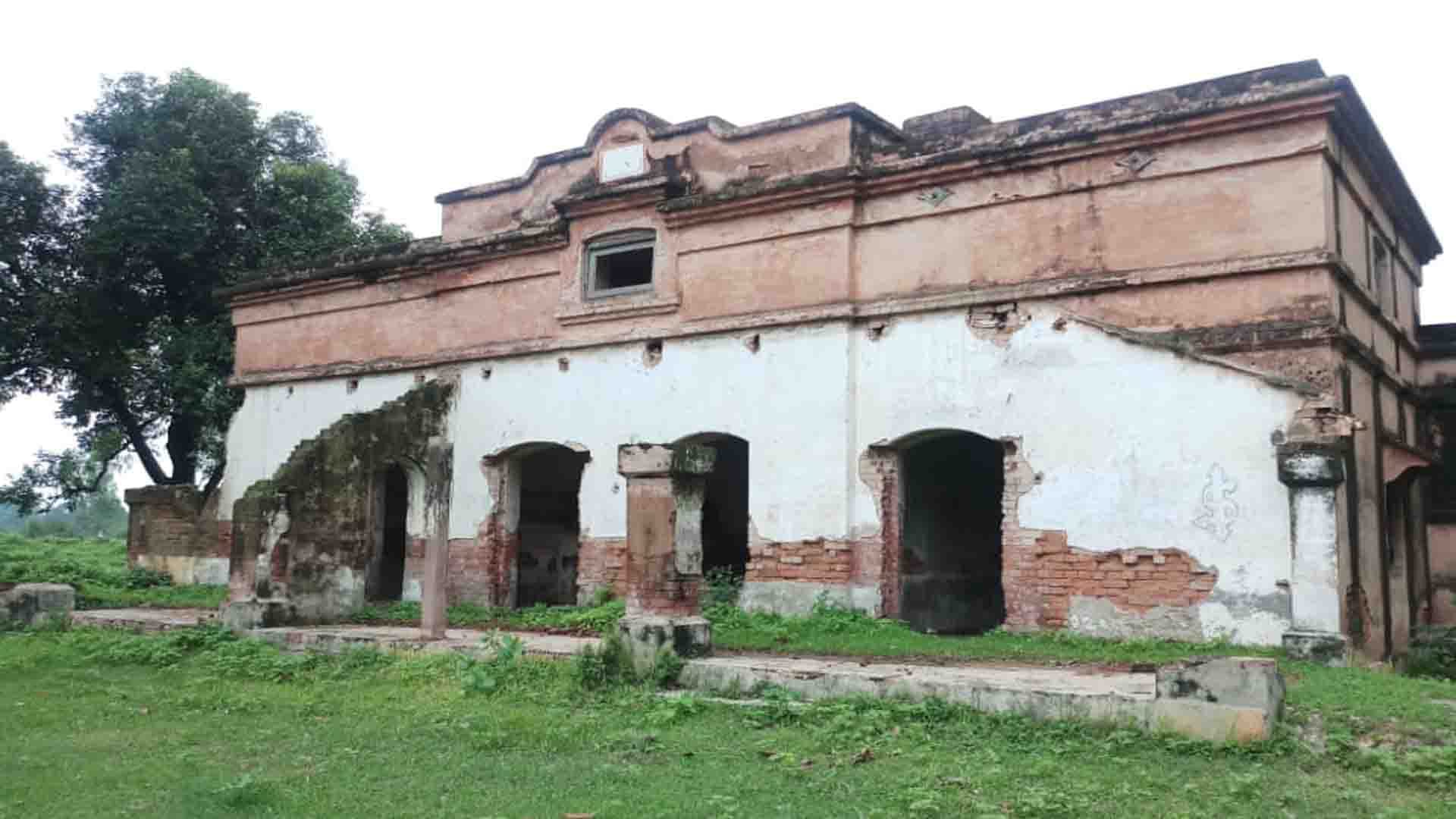 भीतरगांव ब्लॉक के मोहम्मदपुर नर्वल गांव में अंग्रेजों द्वारा बनवाई गई कोठी का मुख्य भवन