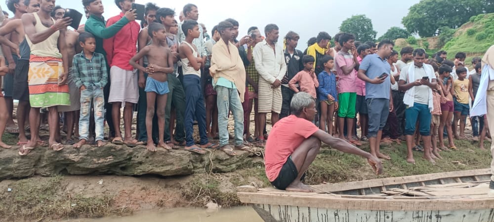 after 41 hours dead bodies found landing in Yamuna, Fatehpur-Banda administration started patting their backs