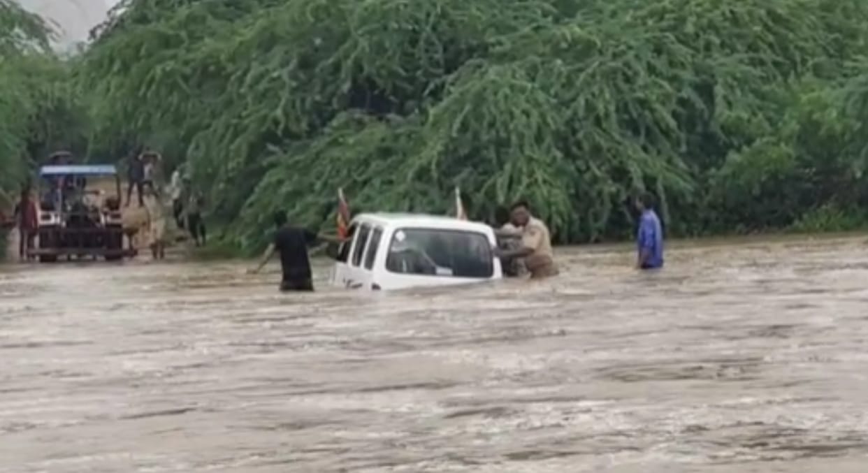 Police operation to rescue the car stuck in the Khari river of Jalore due to heavy rain