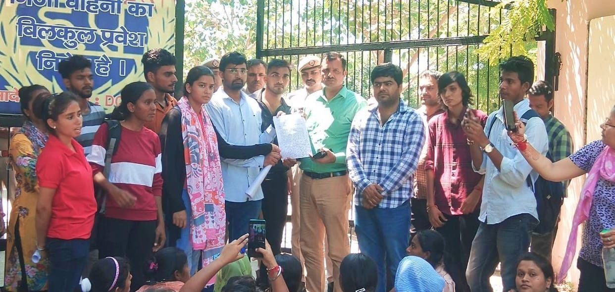 Against the fee dispute, the students demonstrated by closing the gate of the college, marched on foot and submitted a memorandum to the Deputy Commissioner