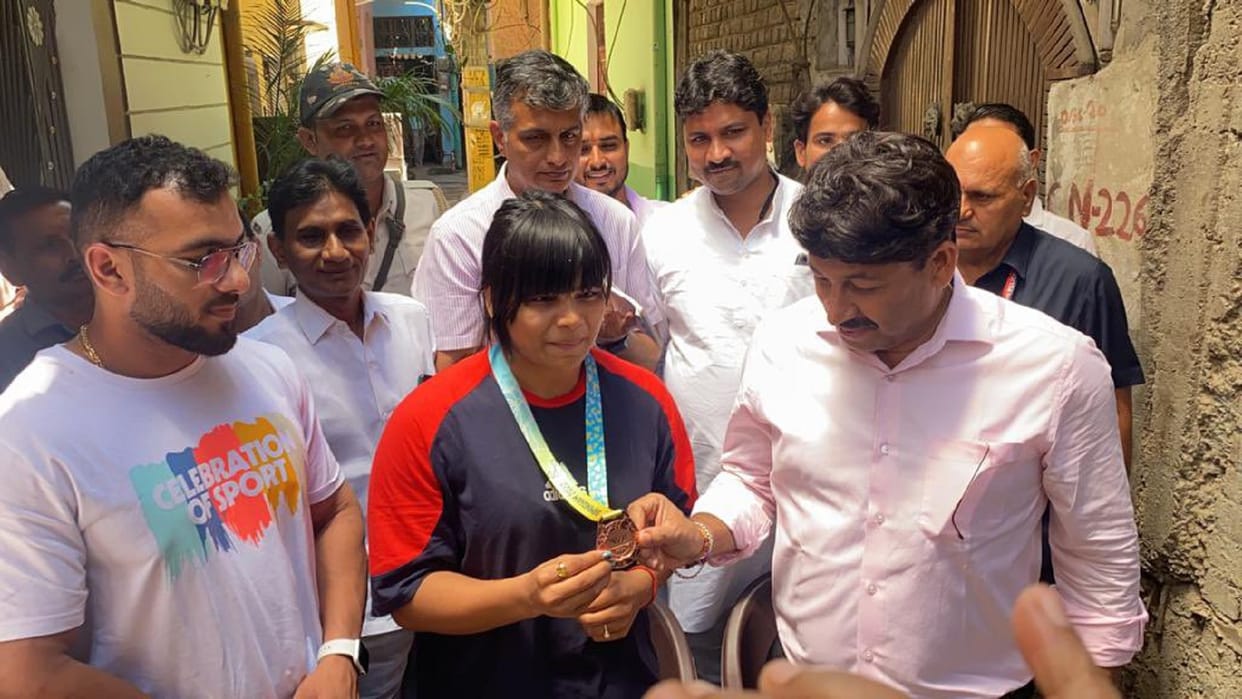 Delhi News Divya Kakran ties rakhi to Manoj Tiwari