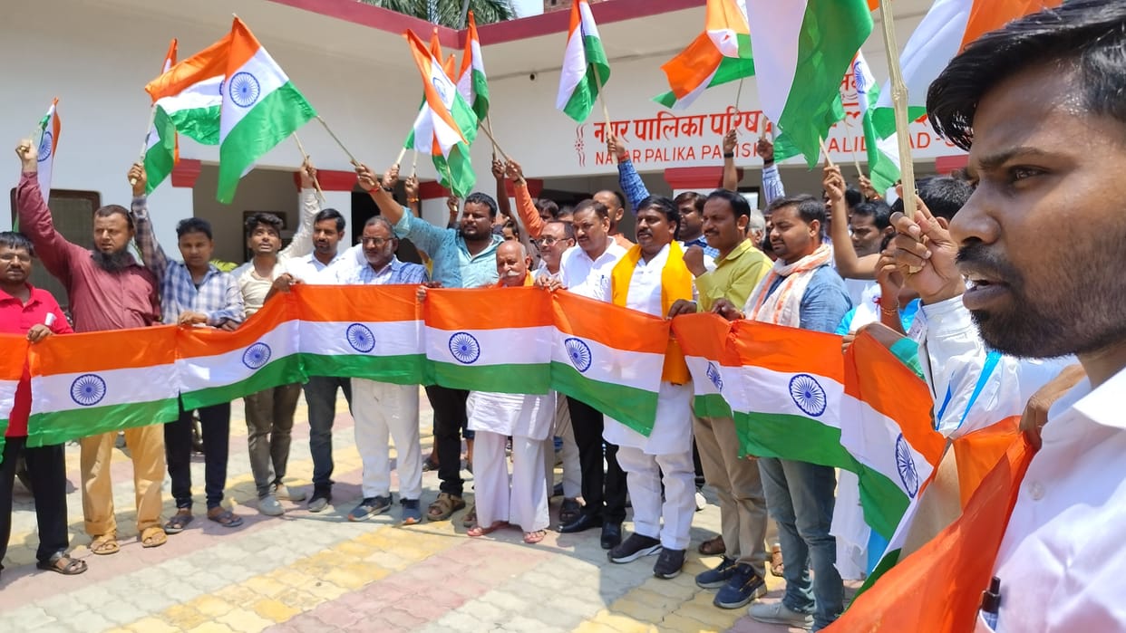 The chairman of the municipality distributed the national flag