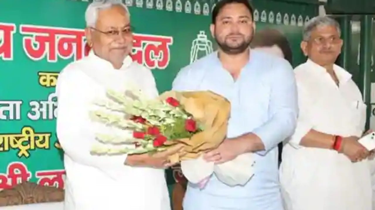 politics of Bihar: Will Nitish Kumar leave the post of CM for Tejashwi or politics?