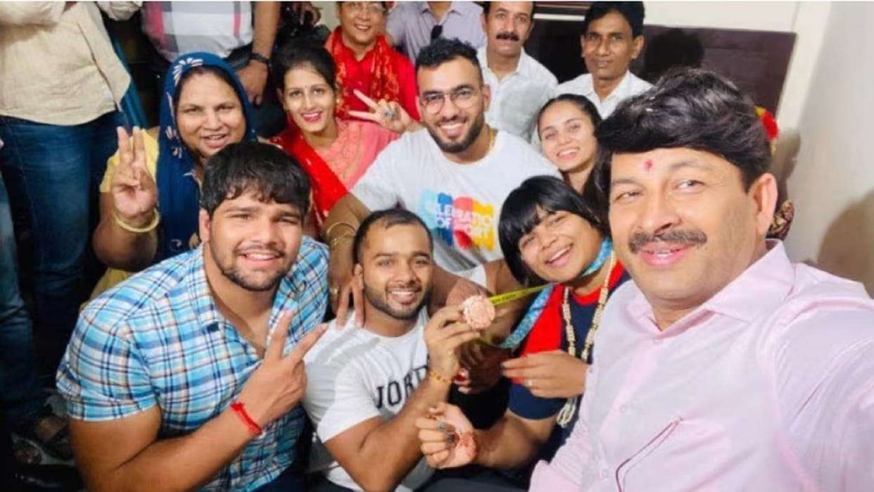 Divya Kakran tied rakhi to MP Manoj Tiwari, targeted you