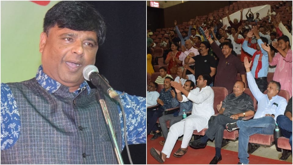 Amar Ujala Campaign Maa Tujhe Pranam Kavi Sammelan held in Agra