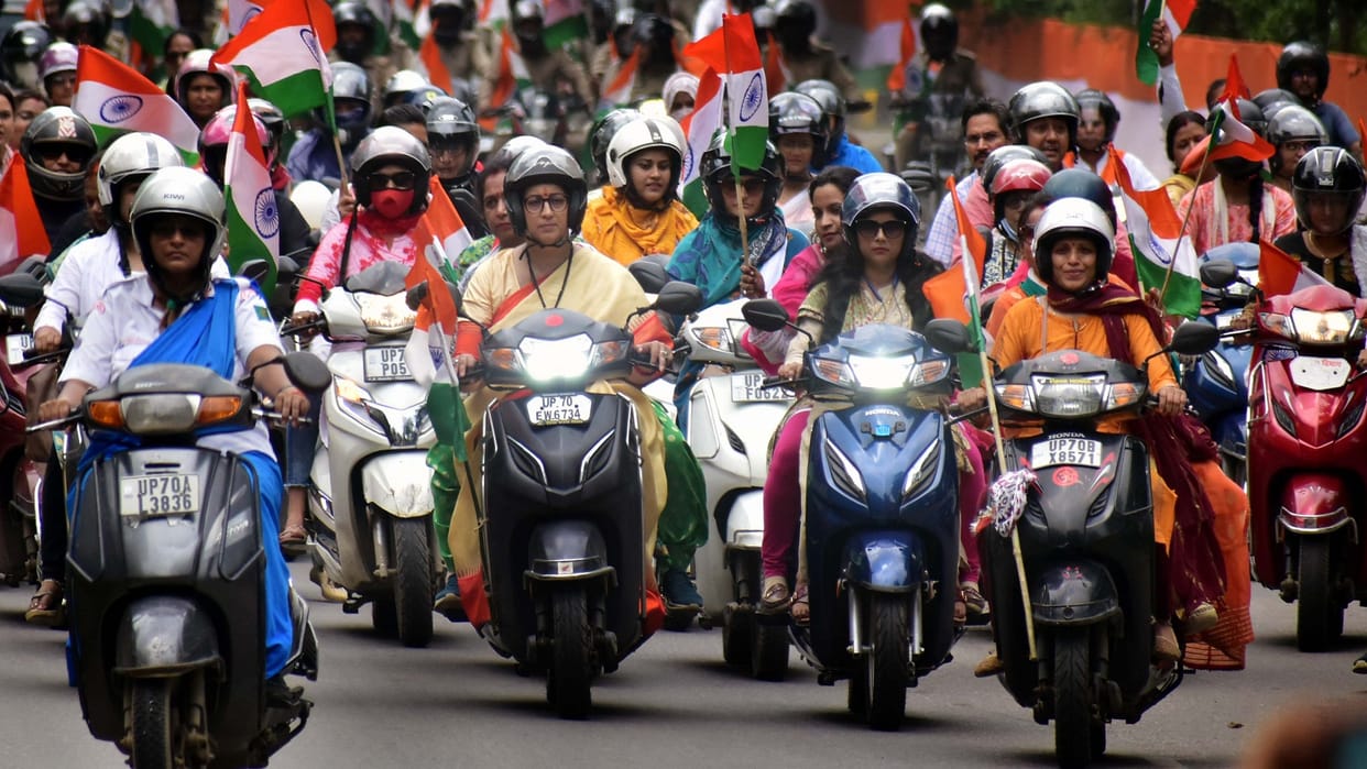 Smriti Irani joined the tricolor yatra, drove herself wearing a helmet