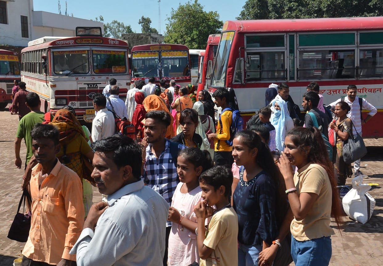 Rakhi tied on the wrists of brothers on the second day too, there was a crowd in the buses