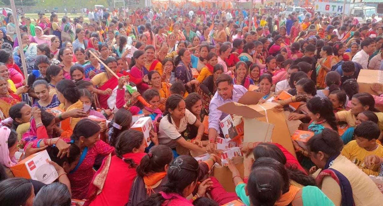 There was chaos in distributing gifts to women