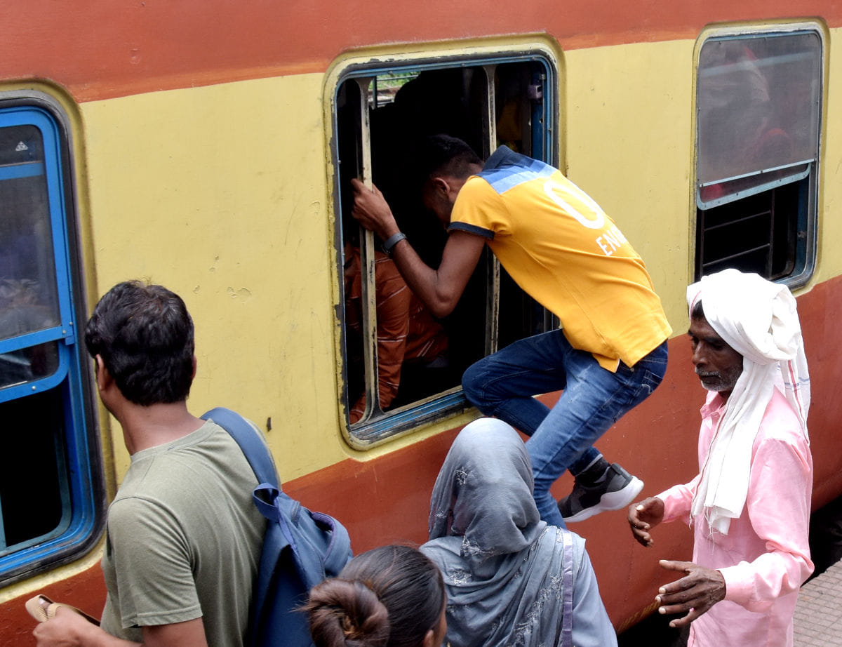 On the second day of Rakshabandhan, more trains were crowded than buses