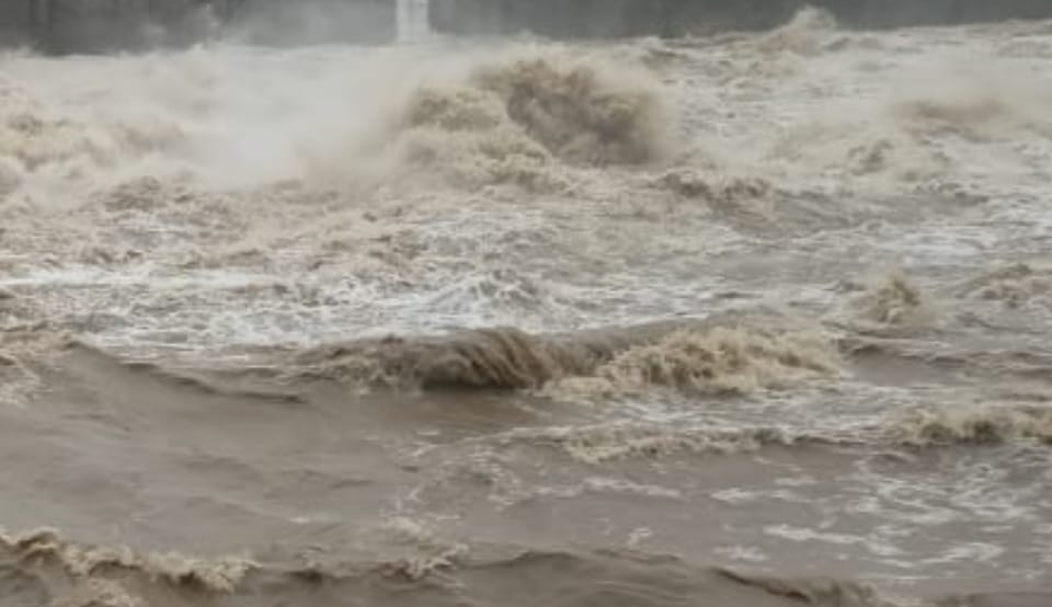 some people of a youth flowing in the drain saved their lives by showing bravery in Chhatarpur