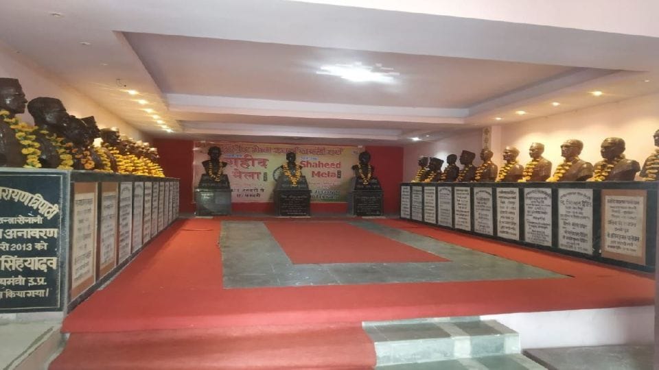 People worshiping martyrs in Shaheed Mandir in Mainpuri