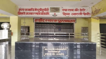 People worshiping martyrs in Shaheed Mandir in Mainpuri