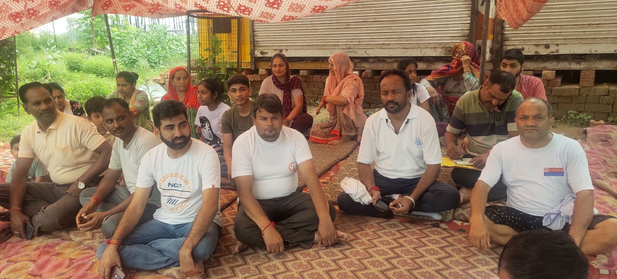 Liquor vend opens near women's college, women start lock-in sit-in