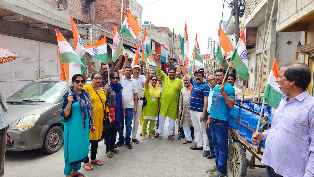 Hathras: BJP workers took out the procession, distributed flags