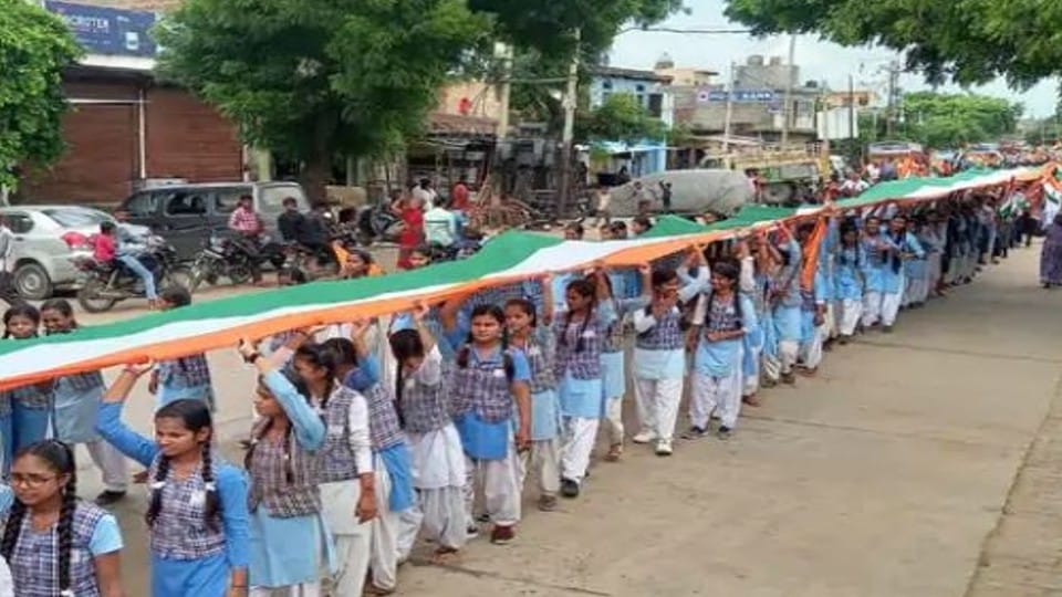 ABVP took out 300 feet long tricolor yatra in Kheragarh Agra