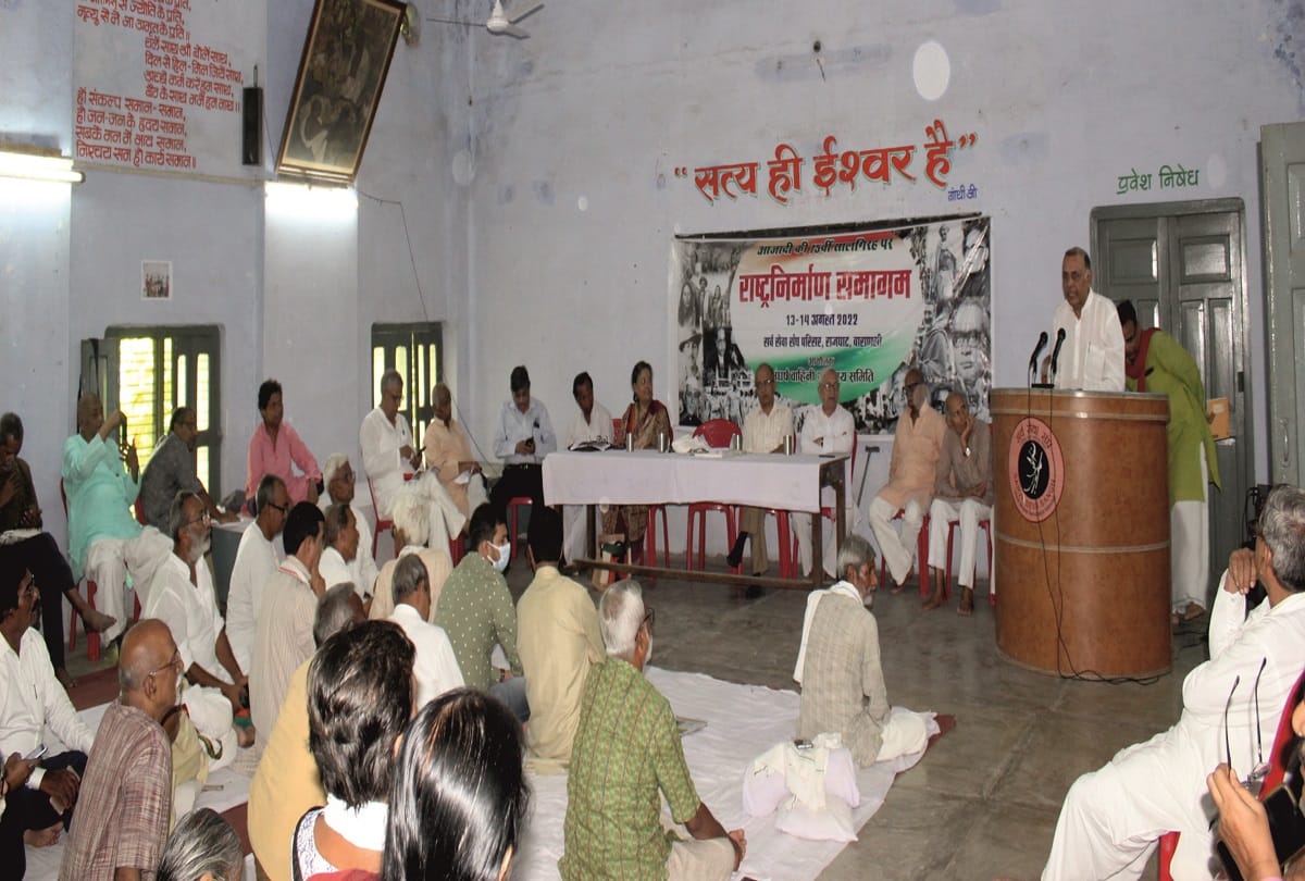 Prashant Bhushan in Varanasi said Democracy become game of money talks about troll army
