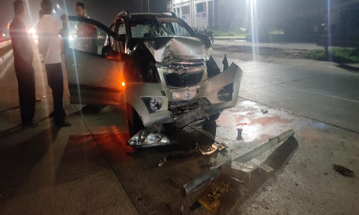 Road Accident on Prayagraj Varanasi highway one killed after Car rammed into truck