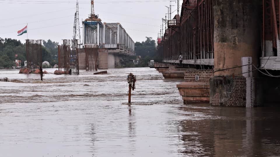yamuna water level reached 206 meters thousands of people were evacuated safely