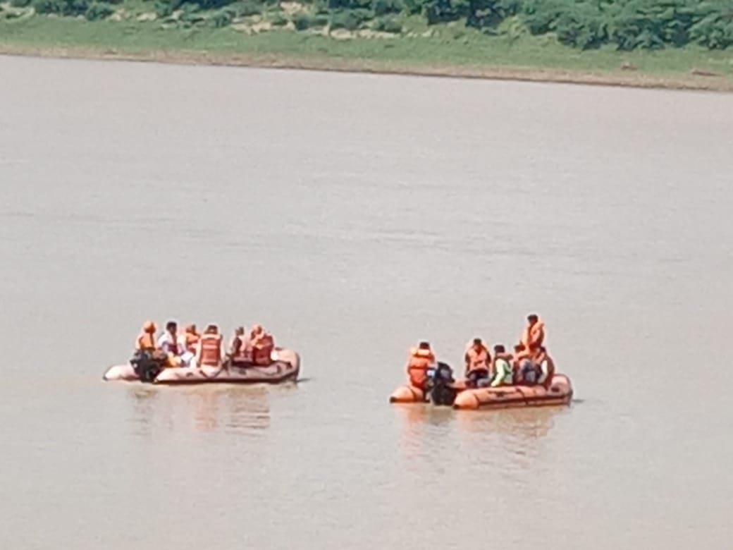 Banda: 60 jawans and 8 boats... could not find 32 missing, 6 teams of NDRF and SDRF engaged