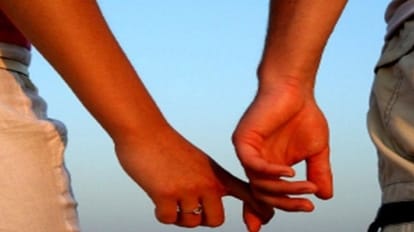 मोहब्बत में दर्दनाक मौत: चार बच्चों की मां के प्यार में हुआ दीवाना, थाने में खा लिया जहर; पुलिस के छूटे पसीने लिव इन रिलेशनशिप।
