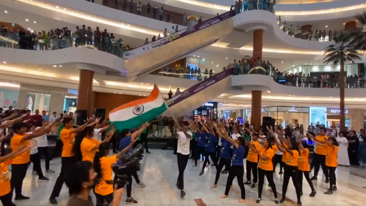 azadi kar amrit mahotsav independence day celebration in dubai by indians flash dance in mall