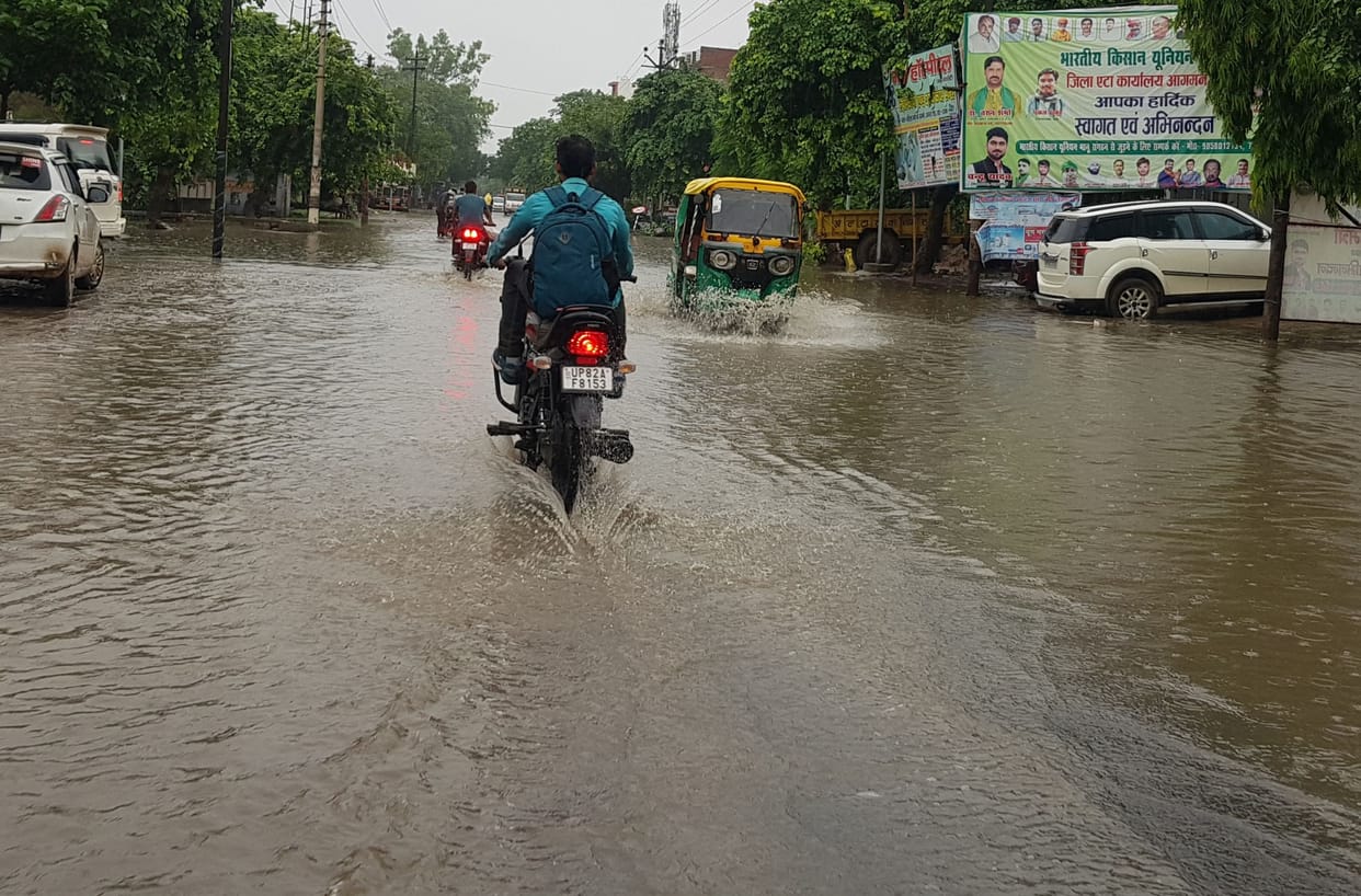 The city was submerged due to rain in the afternoon