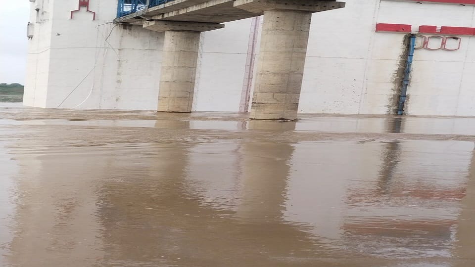 Chambal River Flowing Nears Warning Level Flood alert in 38 villages bah Agra