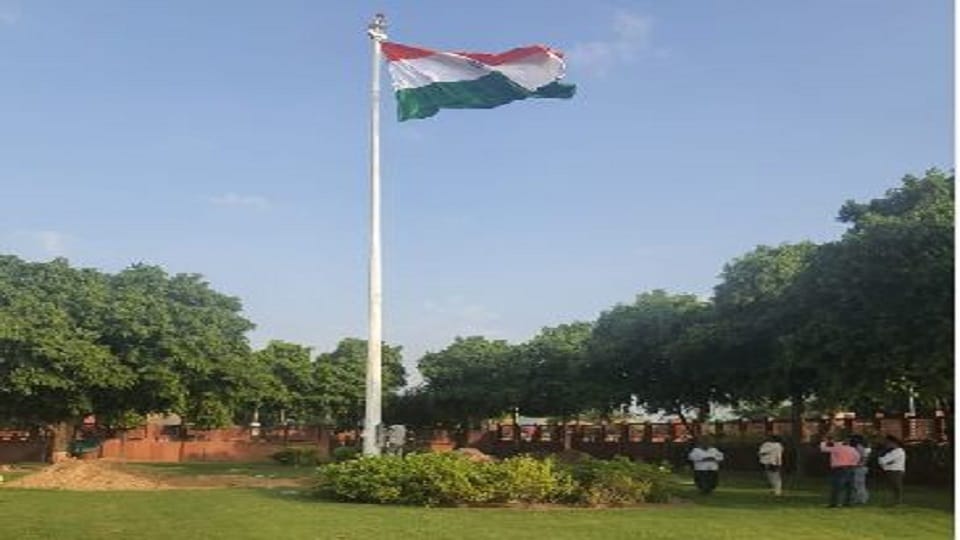 Four lakh tricolors will be hoisted today