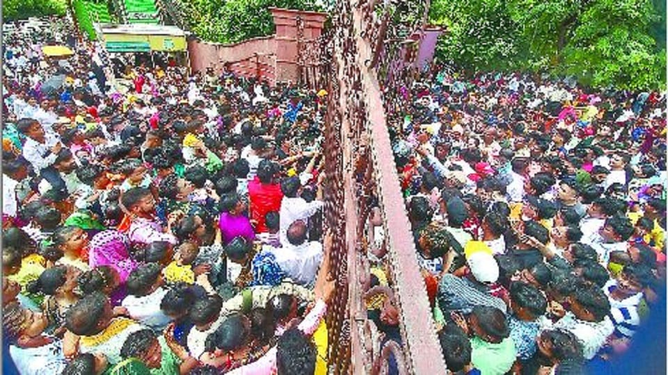 Taj Mahal Crowd uncontrolled due to Free Entry lathi charge by Agra Police