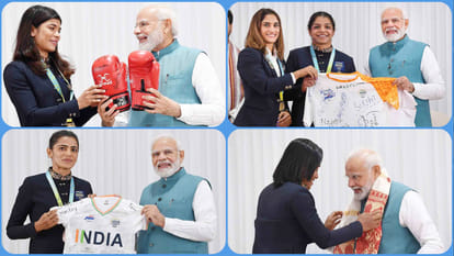 पीएम मोदी को उपहार देते एथलीट्स