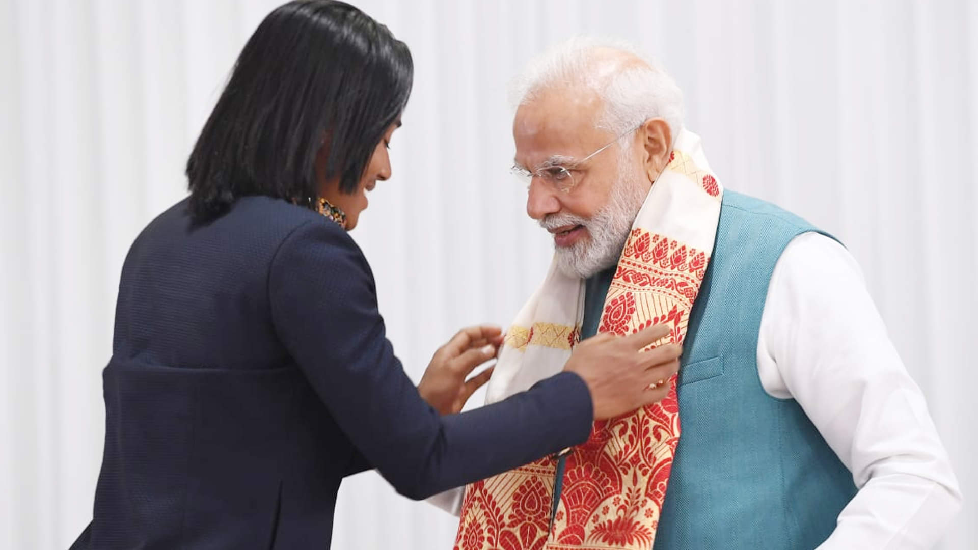 Photos: Nikhat Zareen Gifts Boxing Gloves, Hima Das Give Gamcha to PM Modi, Vinesh, Savita Punia Mirabai chanu