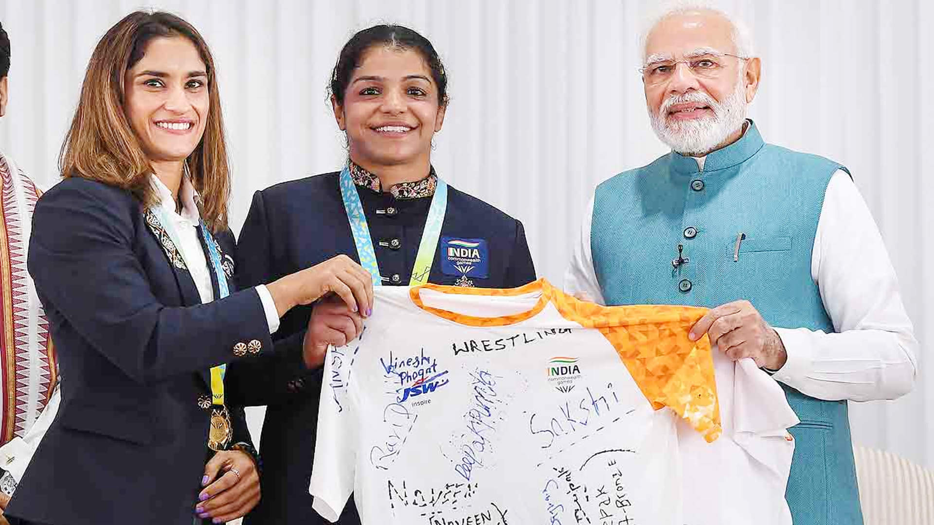 Photos: Nikhat Zareen Gifts Boxing Gloves, Hima Das Give Gamcha to PM Modi, Vinesh, Savita Punia Mirabai chanu